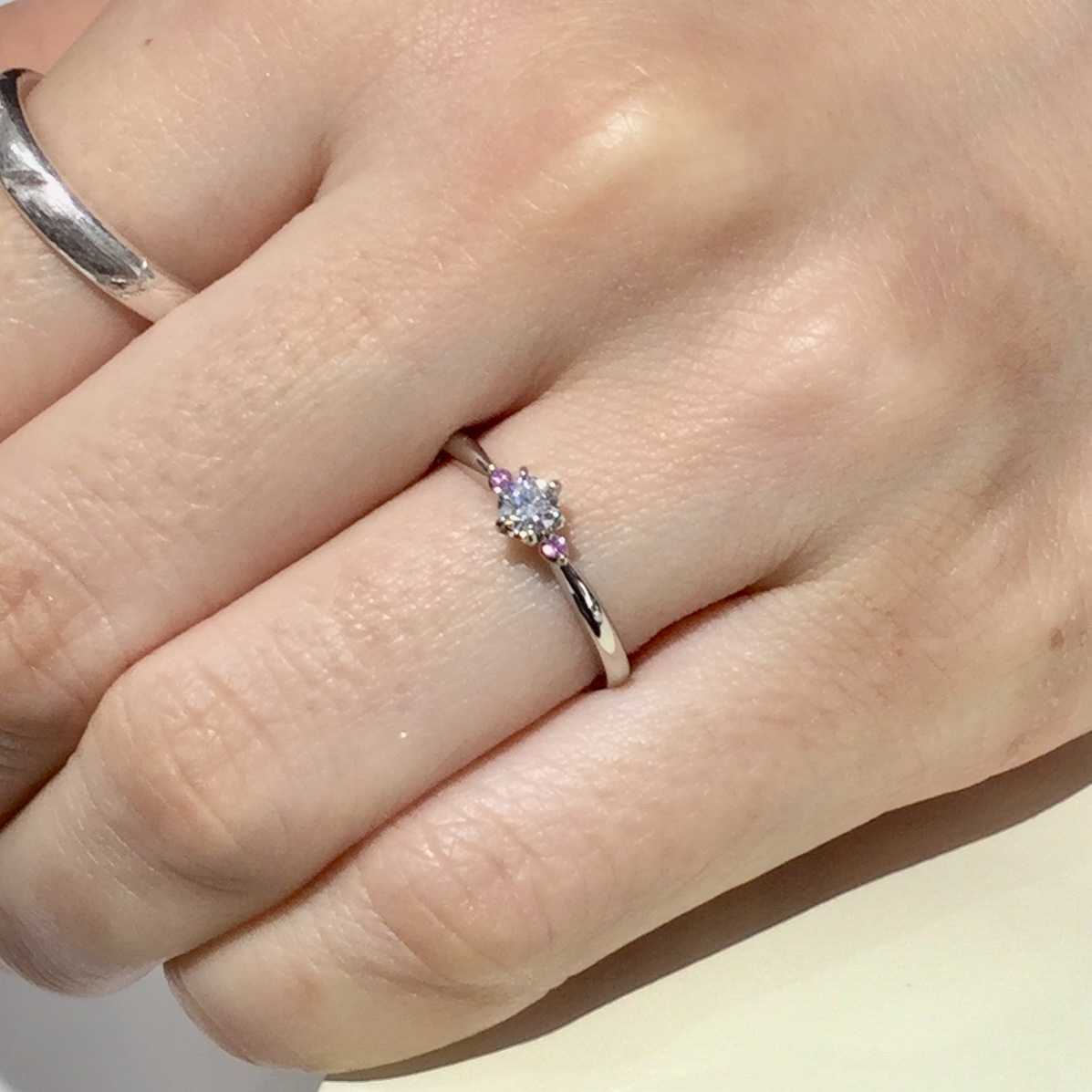 ブルーサファイアとピンクサファイアが綺麗な婚約指輪・結婚指輪 9月 